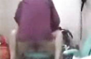 xxx 金发女郎来伸展胸部并将自己交给了按摩师