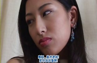 xxx 布鲁内特在泳池边进入粗糙的肛门他妈的